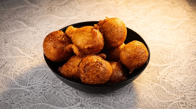 Mikate, Donut, Puff Puff & Beignet (5 Pieces).